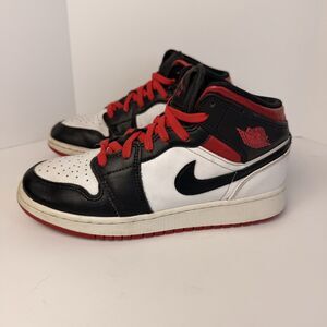 Nike Air Jordan 1 Mid Black Toe White Red Shoes DQ8424-106 Youth Size 5Y Boys
